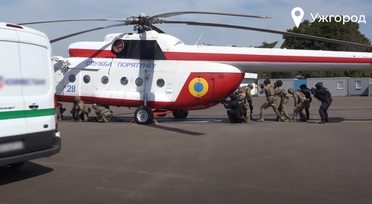 "Захоплення" в ужгородському аеропорту: як проходила спецоперація СБУ на Закарпатті (ВІДЕО)