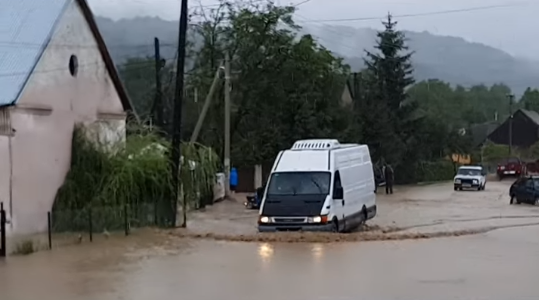 Шокуючі кадри: селище на Закарпатті залило водою (ВІДЕО)