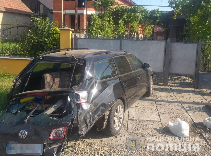 Нетверезий водій наїхав на чоловіка: подробиці та світлини з місця вечірньої ДТП на Мукачівщині (ФОТО)