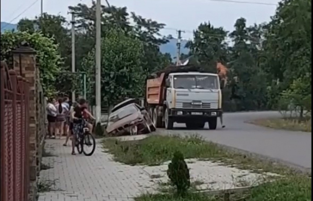 Автівка опинилася у кюветі: з‘явилося фото з місця ДТП на Хустщині (ФОТО)