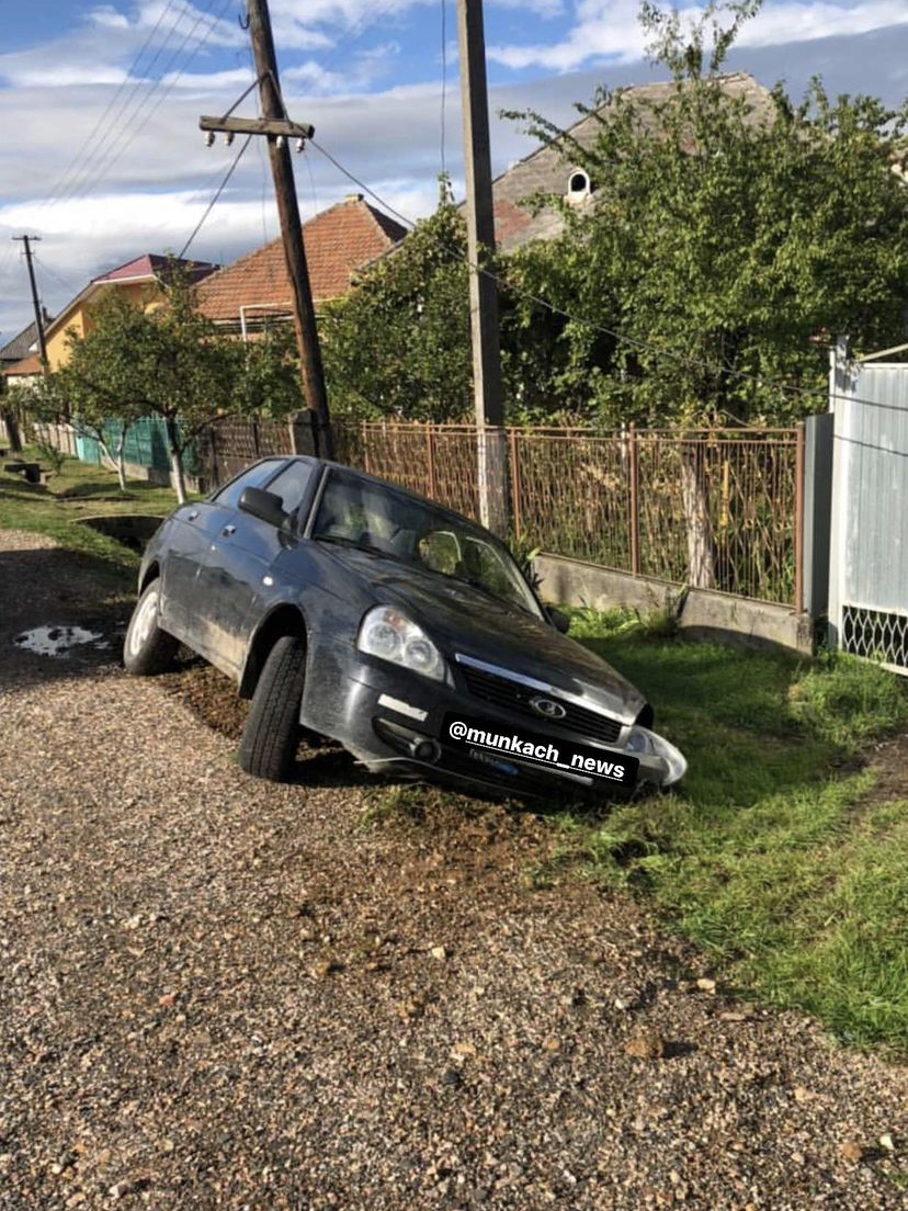 П‘яна ДТП на Мукачівщині: авто опинилося у кюветі (ФОТО, ВІДЕО)