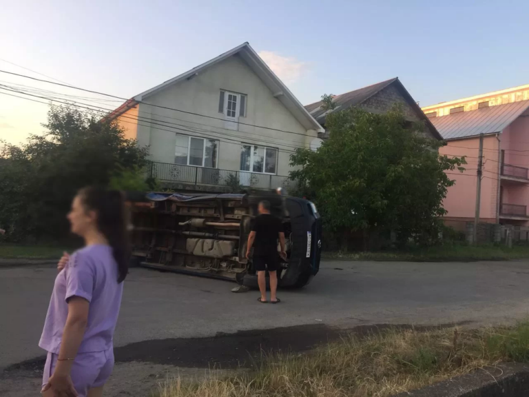 Від удару перекинувся мікроавтобус: у мережі поширюють відео з місця вечірньої ДТП у Виноградові (ФОТО, ВІДЕО)