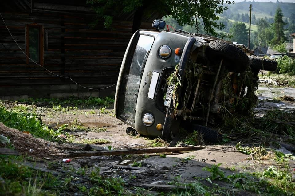 До допомоги постраждалим у паводку на Рахівщині залучили Нацгвардійців (ФОТО)