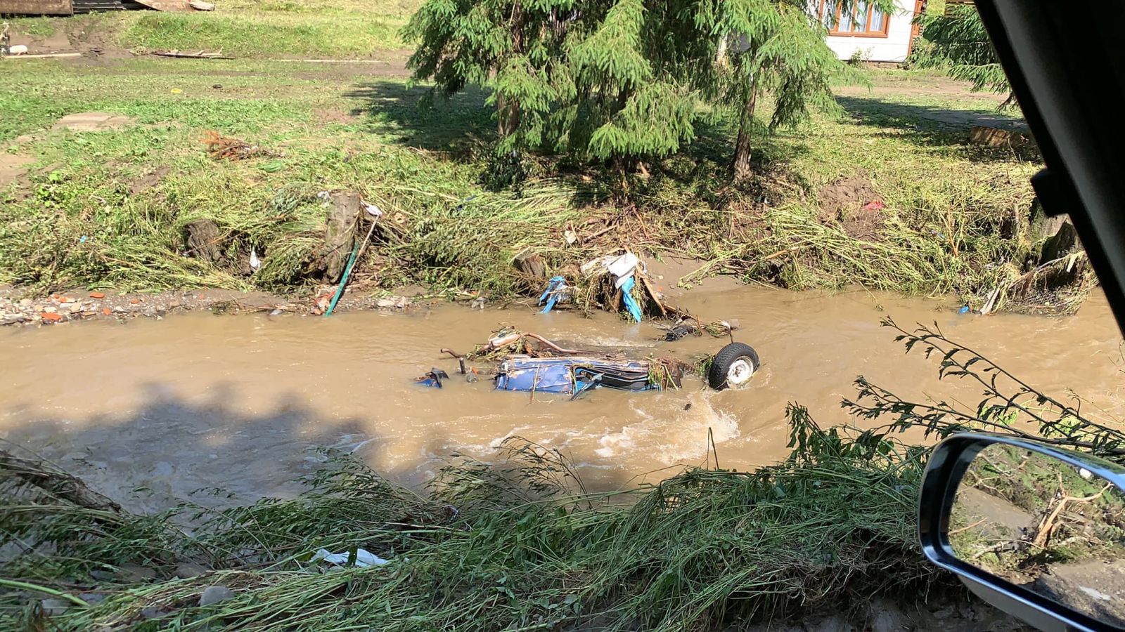 Чоловіка змило водою: на Рахівщині перші жертви стихії (ФОТО)