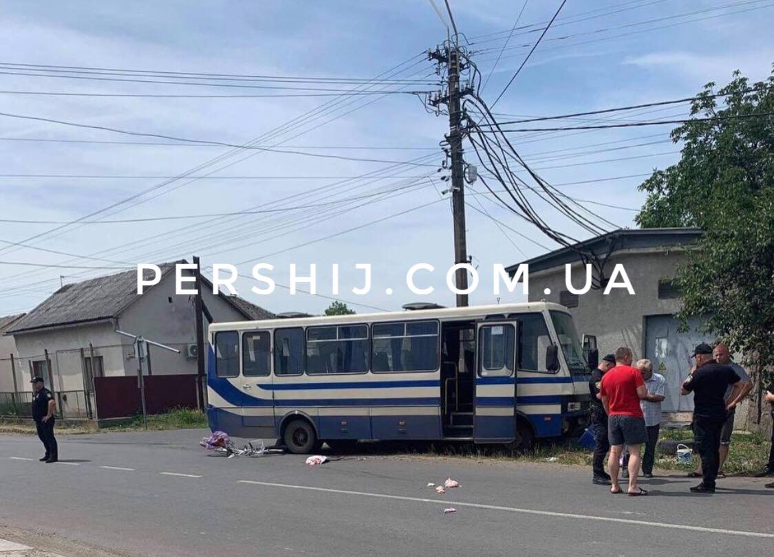 У Виноградові під колесами маршрутки опинилася жінка: потерпіла у важкому стані (ФОТО, ВІДЕО)