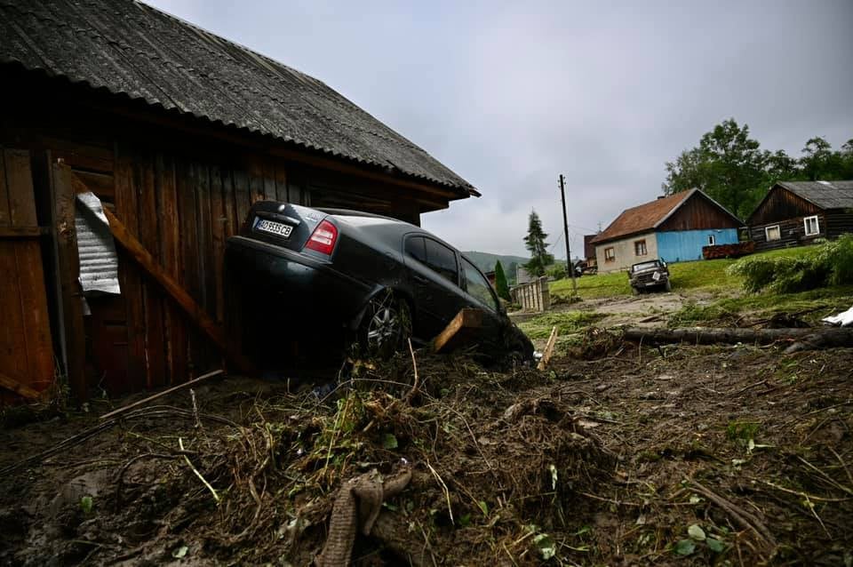 До допомоги постраждалим у паводку на Рахівщині залучили Нацгвардійців (ФОТО)