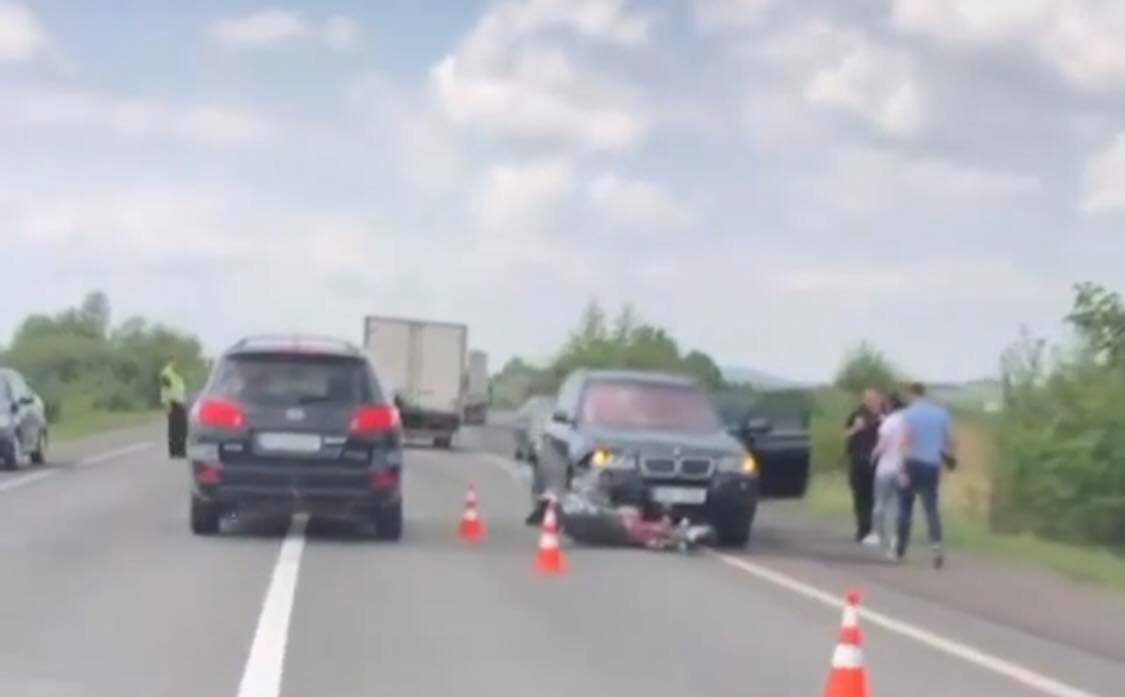 На Мукачівщині під колесами легковика опинився мотоцикліст (ВІДЕО)