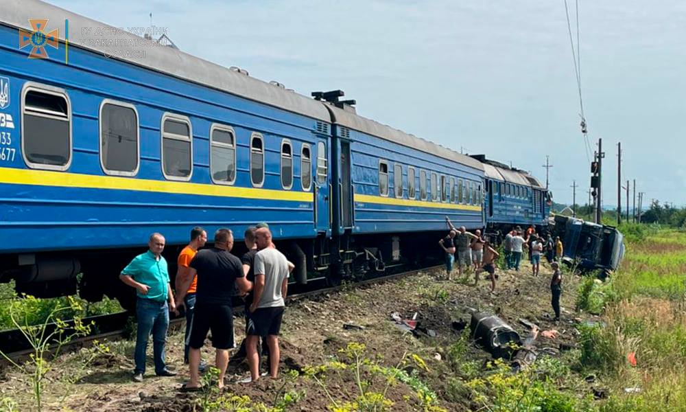 Потяг протаранив вантажівку: подробиці ДТП у Рокосові на Хустщині (ВІДЕО)