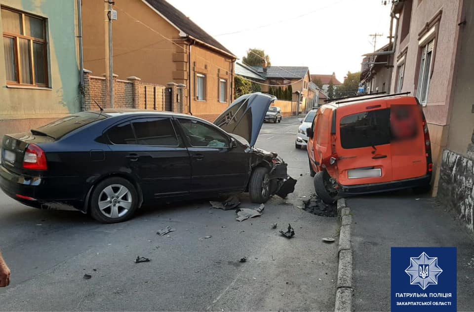 У Мукачеві нетверезий водій влетів у припаркований Renault (ФОТО)