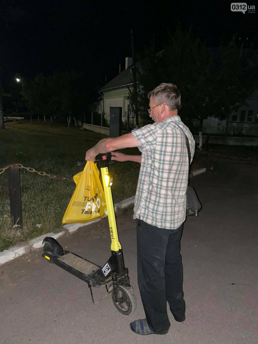 "Сам просив, аби його вкрали": в Ужгороді горе-крадій повіз електросамокат на таксі у Великі Лучки (ФОТО)