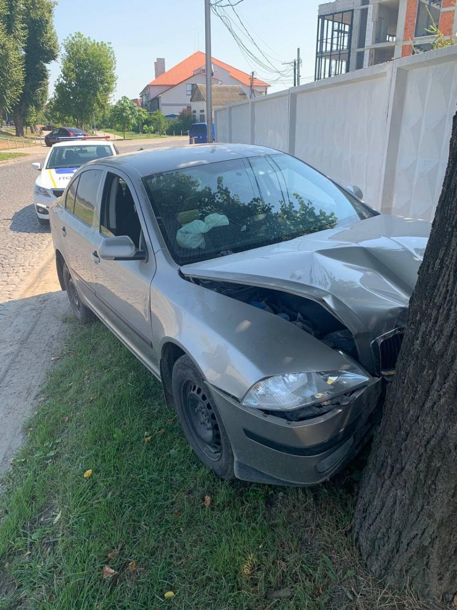 Чергова п'яна ДТП в Мукачеві: майже в центрі міста нетверезий водій "влетів" у дерево (ФОТО, ВІДЕО)