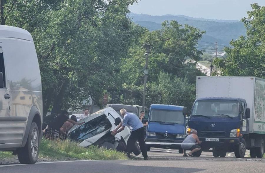 ДТП на Хустщині: автомобіль злетів у кювет (ФОТО, ВІДЕО)