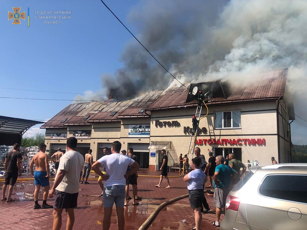 На Тячівщині спалахнула СТО: рятувальники намагаються приборкувати вогонь (ФОТО)