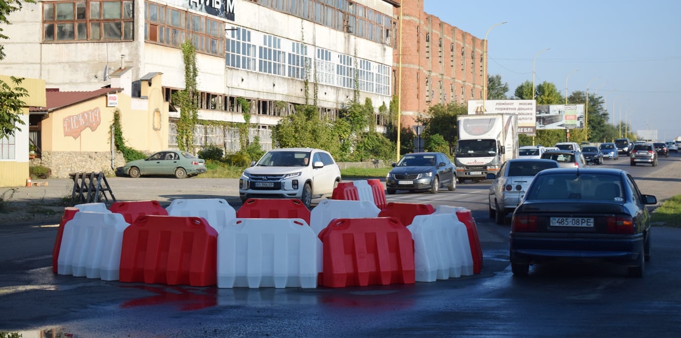 Рух по-новому: в Ужгороді з'явилося експериментальне кільце (ФОТО)