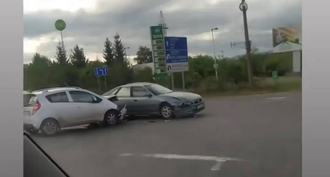 У Мукачеві дорогу не розділили два легковики (ФОТО, ВІДЕО)