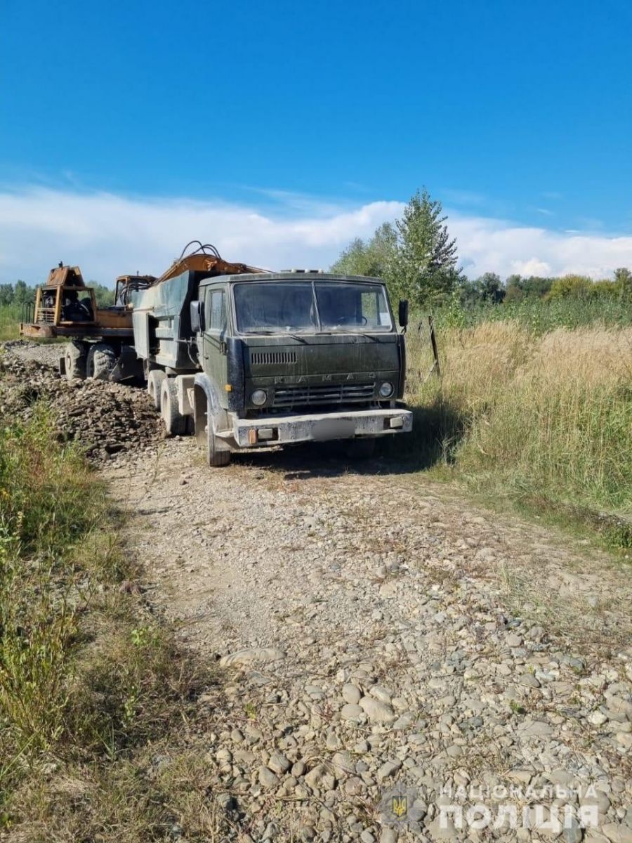 На Тячівщині вилучили вантажівку з незаконною піщано-гравійною сумішшю (ФОТО)