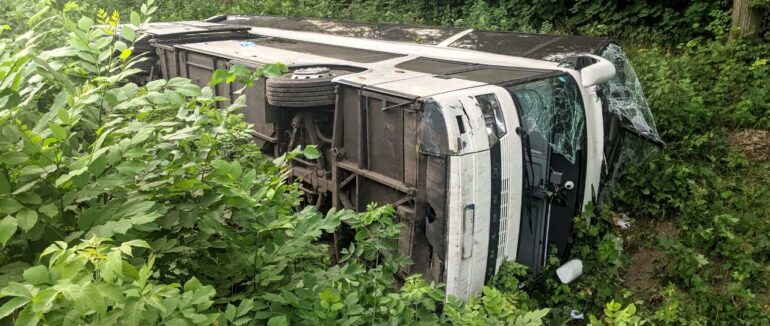 Багато постраждалих: на Рівненщині перекинувся автобус, у якому їхали закарпатці (ФОТО)