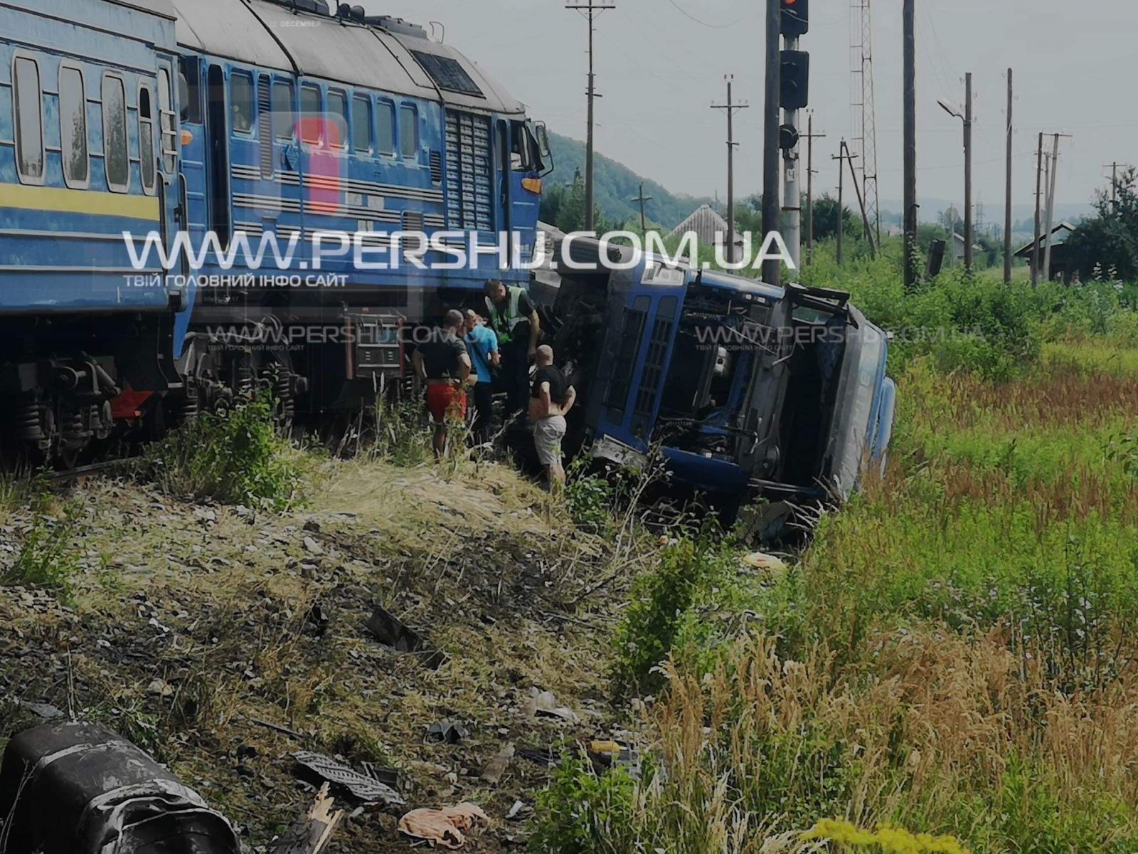 "Укрзалізниця" розповіла свою версію ДТП на Хустщині за участі вантажівки та поїзда