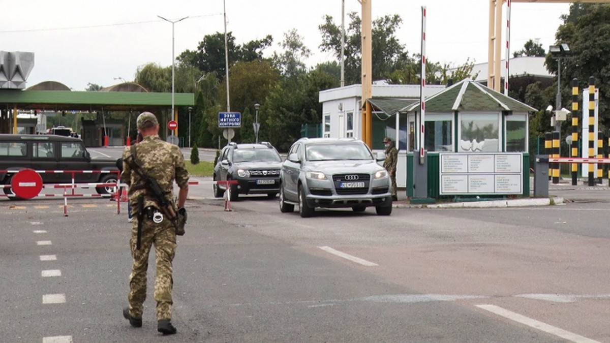 Відео дня: діти влаштували справжнє шоу поблизу одного із закарпатських КПП (ВІДЕО)