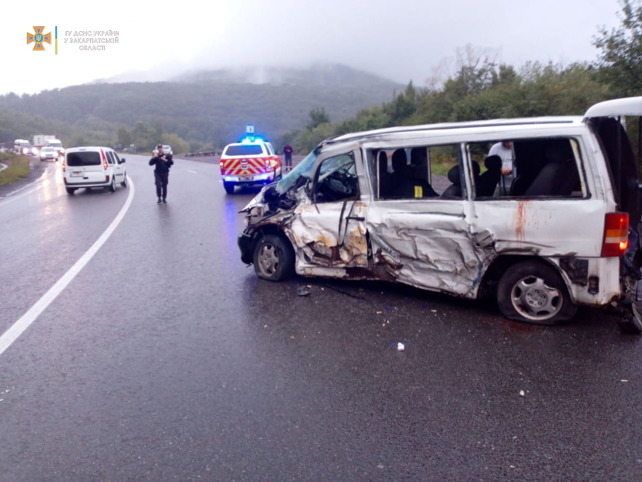 На Закарпатті зіштовхнулися вантажний автомобіль MAN та Mercedes Vito: людей вирізали з понівеченого мікроавтобуса (ФОТО)