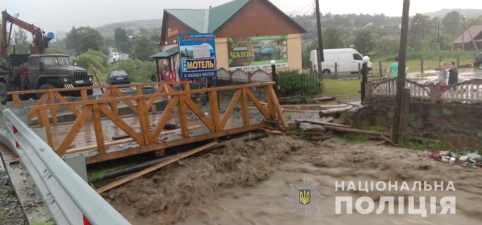 Негода на Рахівщині: поліція посилила контроль за безпекою на дорогах, де сталося підтоплення (ФОТО)