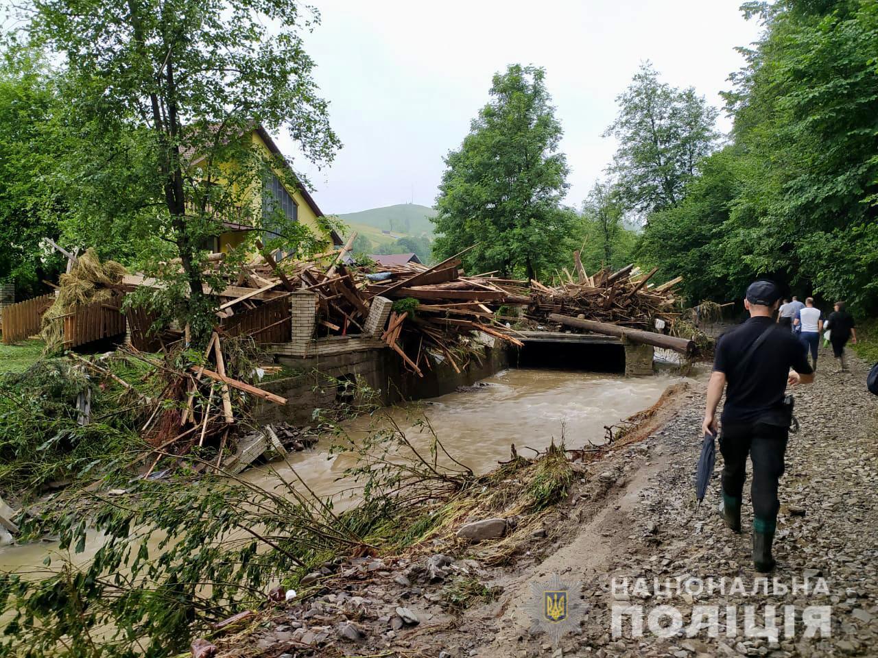 Підтоплені будинки, вулиці, зруйовані будівлі та змиті авто: на Рахівщині продовжують ліквідацію наслідків негоди (ФОТО, ВІДЕО)