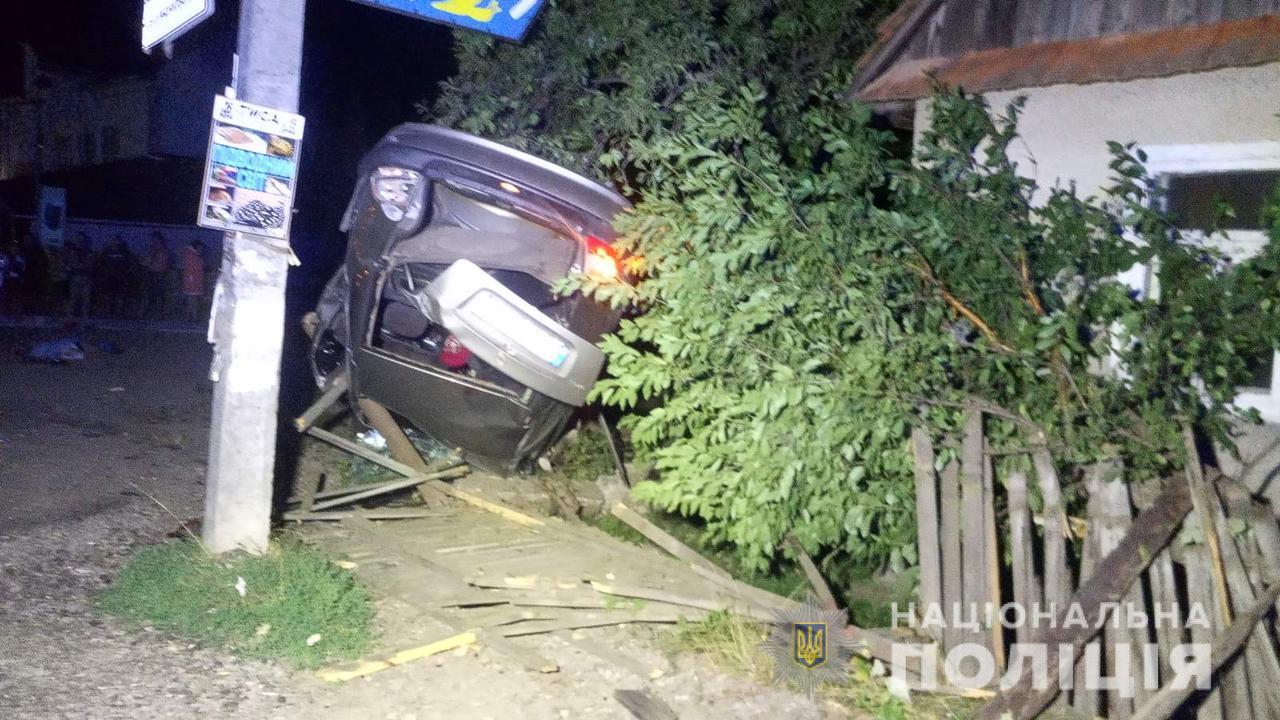 Один загинув на місці, ще дві жінки травмовані: на Хустщині п'яний водій перекинувся на паркан після наїзду на пішоходів (ФОТО)