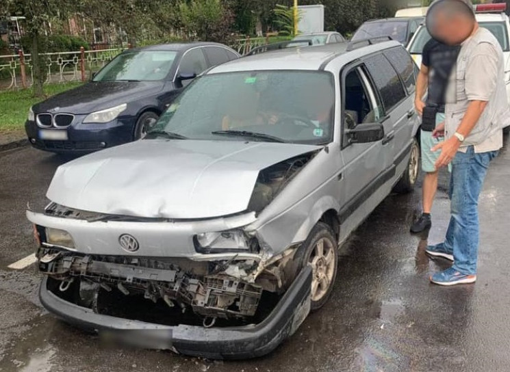 В Ужгороді нетверезий водій Volkswagen влетів у Mercedes (ФОТО)