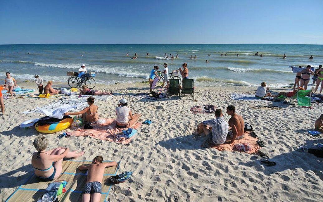 На пляжі під Херсоном пара відпочиваючих зайнялася сексом на очах у дітей (ВІДЕО 18+)