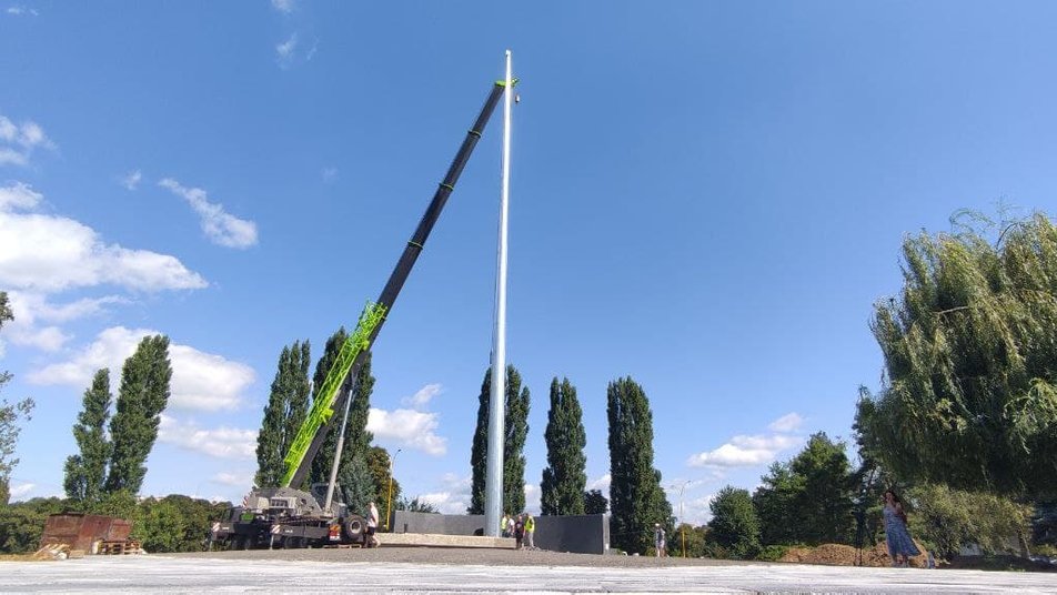 До Дня Незалежності:  в Ужгороді 30-метровий флагшток, вартістю понад 6 млн гривень, встановили криво (ФОТО)