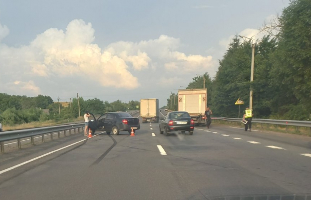 Потрійна ДТП Ужгородщині: зіштовхнулися два легковики та вантажівка (ФОТО, ВІДЕО)