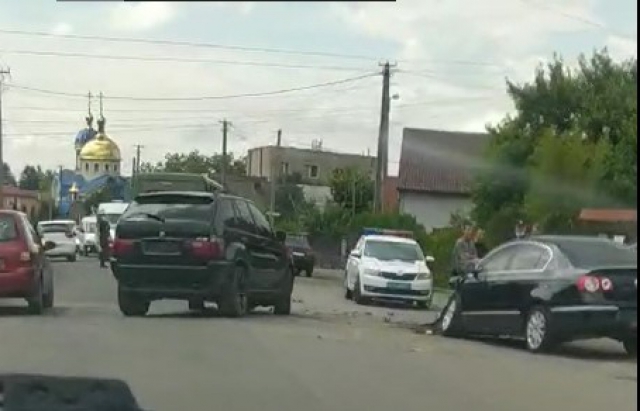 На Ужгородщині дорогу не розділили позашляховик та легковик (ФОТО)