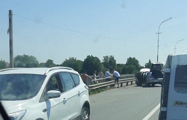 Чергова ДТП у Мукачеві: дорогу не поділили два легковики (ФОТО)