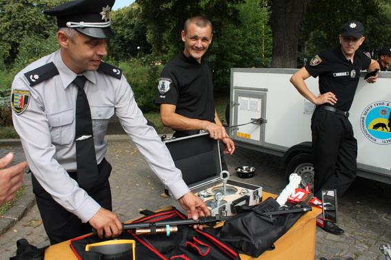 З нагоди Дня поліції в Ужгороді влаштували виставку професійної амуніції