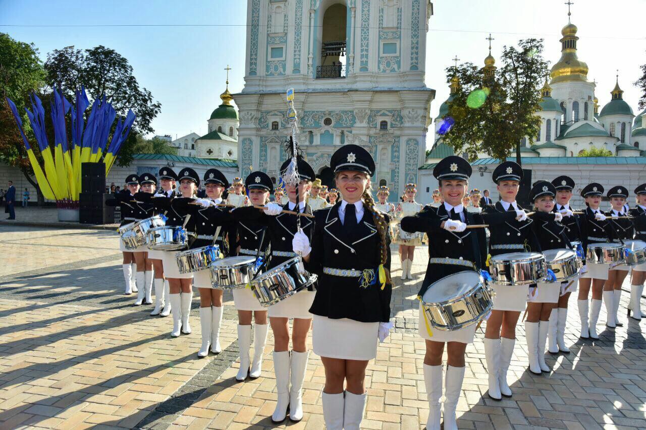 Після урочистої ходи ансамбль барабанщиць поліції Донеччини виступить на площі Театральній в Ужгороді