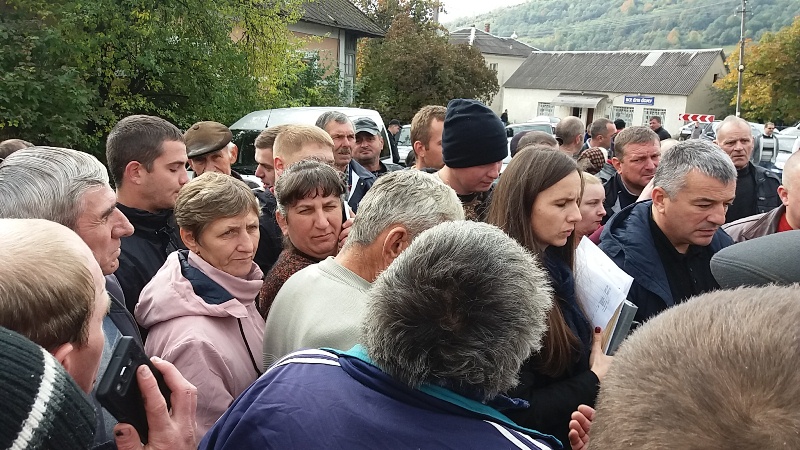 На Великоберезнянщині люди перекривали дорогу з протестом через завищену ціну на дрова