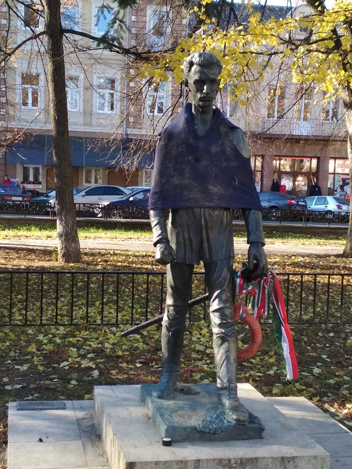 В Ужгороді вандали познущались над пам'ятником Ш.Петефі / ФОТОФАКТ