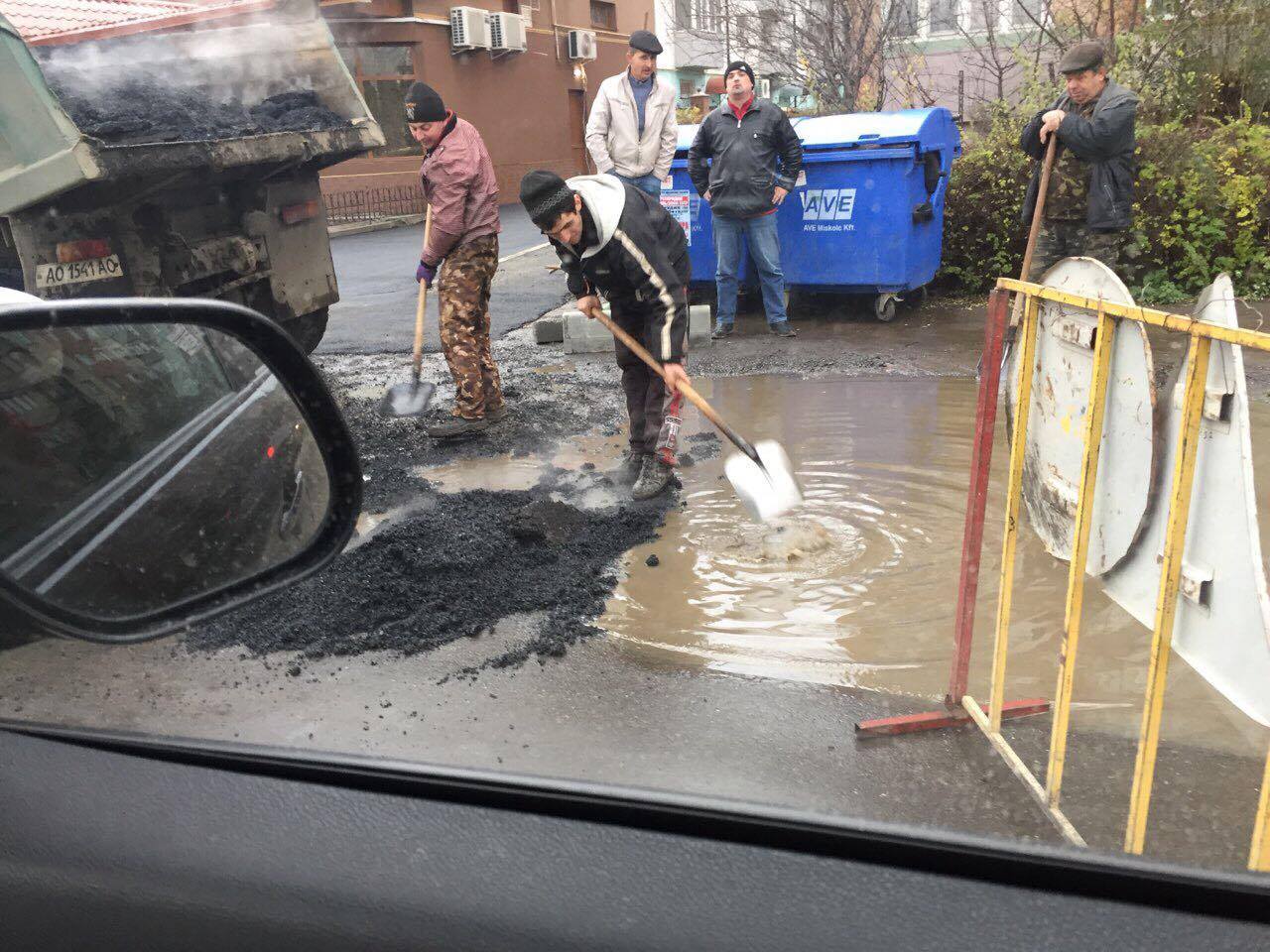 У Мукачеві використовують "сучасні технології" з укладання асфальту