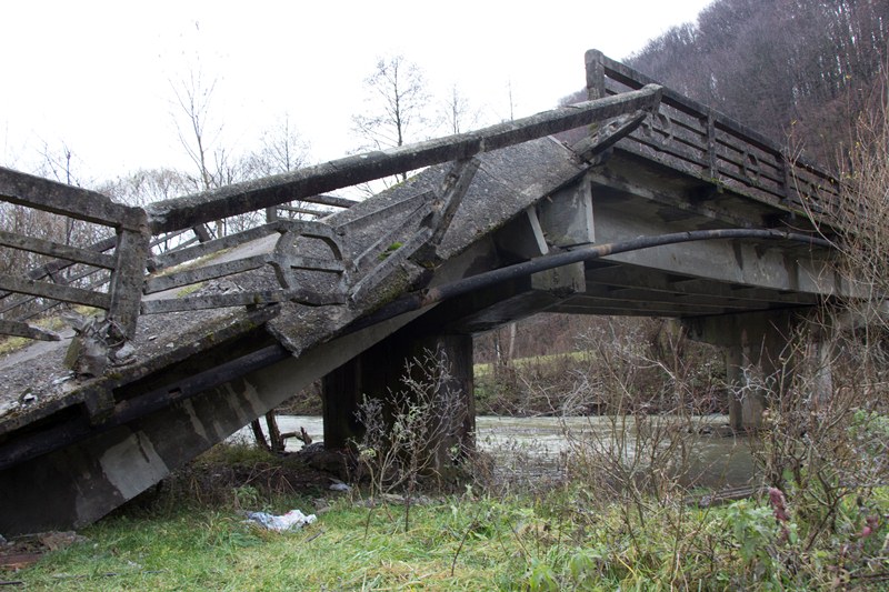 Старий міст на Великоберезнянщині обвалився. Що далі? (ФОТО)