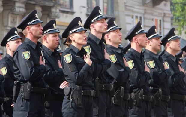 На новорічно-різдвяні свята Поліція Закарпаття буде переведена на посилений варіант