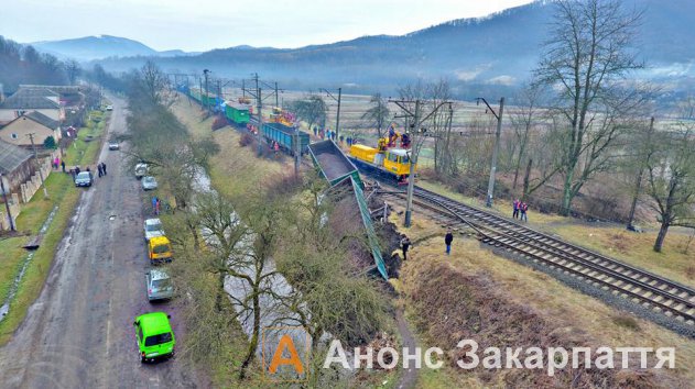 В закарпатському селі Сіль з’їхав з колії вантажний потяг (ФОТО+ВІДЕО)