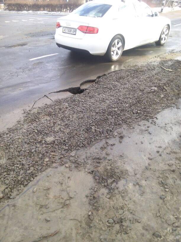 В мережі показали як роблять аварійні ремонти в Мукачеві (ФОТО)