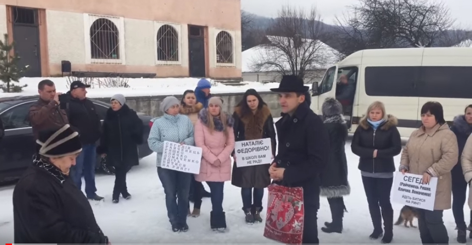 Жителі Верхньої Грабівниці вимагають звільнити директорку місцевої школи (ВІДЕО)