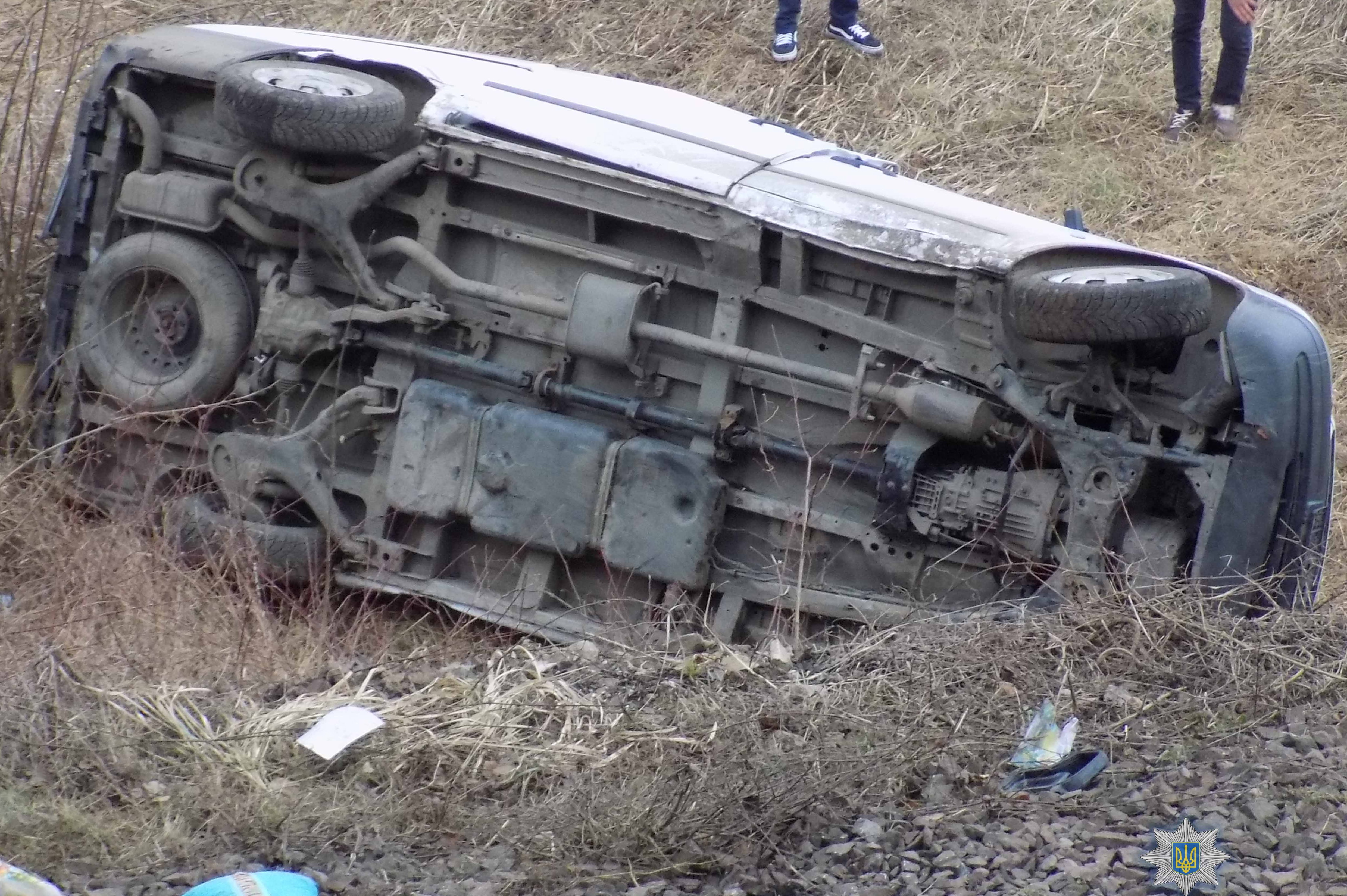 Поліція Великоберезнянщини встановлює обставини аварії, в якій автобус перекинувся на колію (ФОТО)