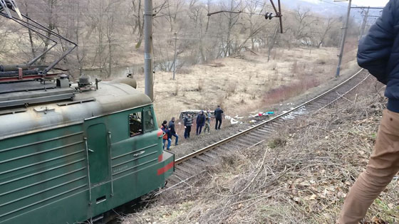 Жахлива ДТП: потяг ледь не розтрощив мікроавтобус, який зірвався з дороги у прірву