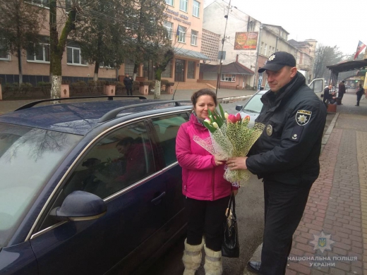 Полісмени Закарпаття сьогодні вітають жінок-водіїв зі святом весни прямо на дорозі