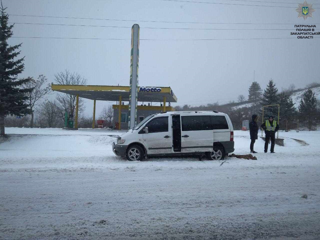 Поліція допомагає автомобілістам у подоланні труднощів, пов’язаних зі складними погодними умовами