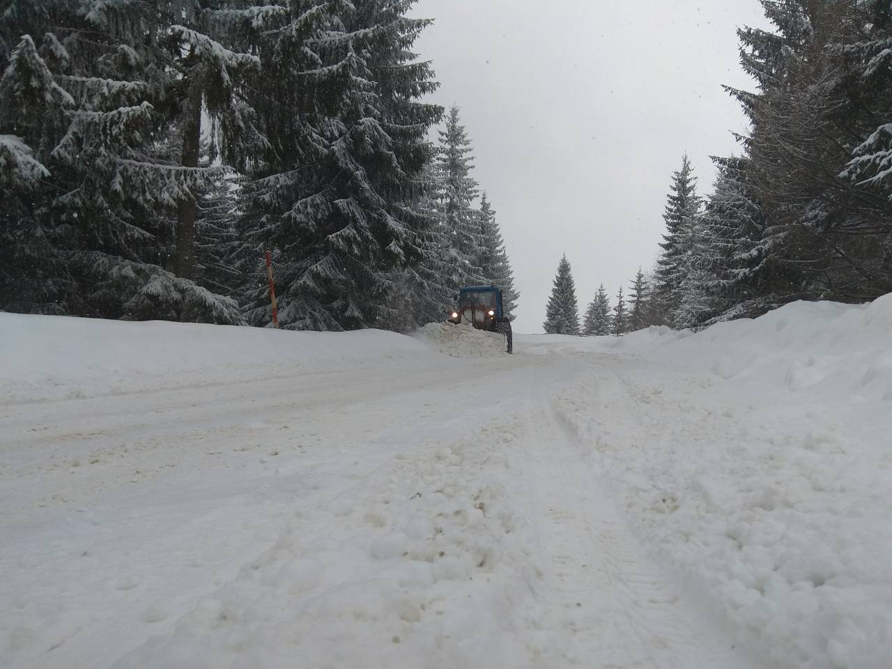 На Міжгірщині триває боротьба зі снігом (ФОТО)