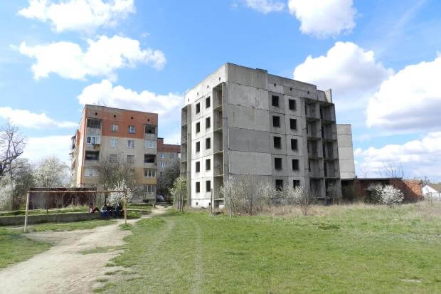 Пара будинків-недобудов у Берегові створюють образ «гетто» посеред престижного району (+ФОТО)