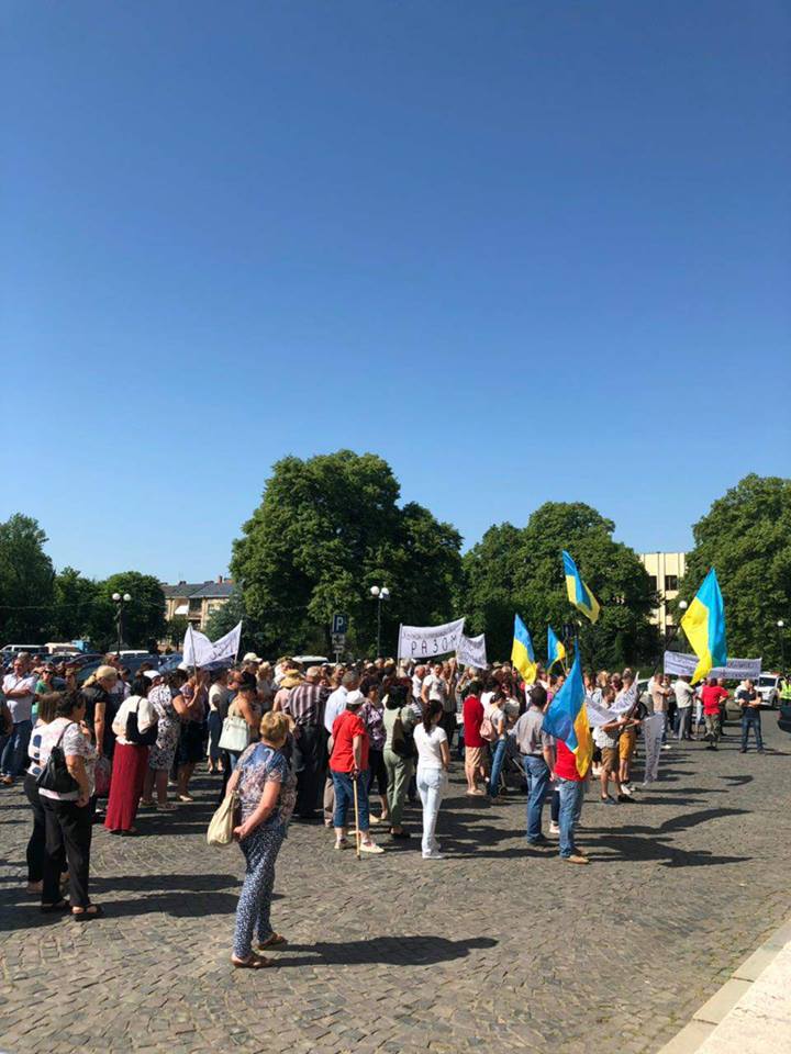 Під стінами Закарпатської ОДА знову мітинг (фото)